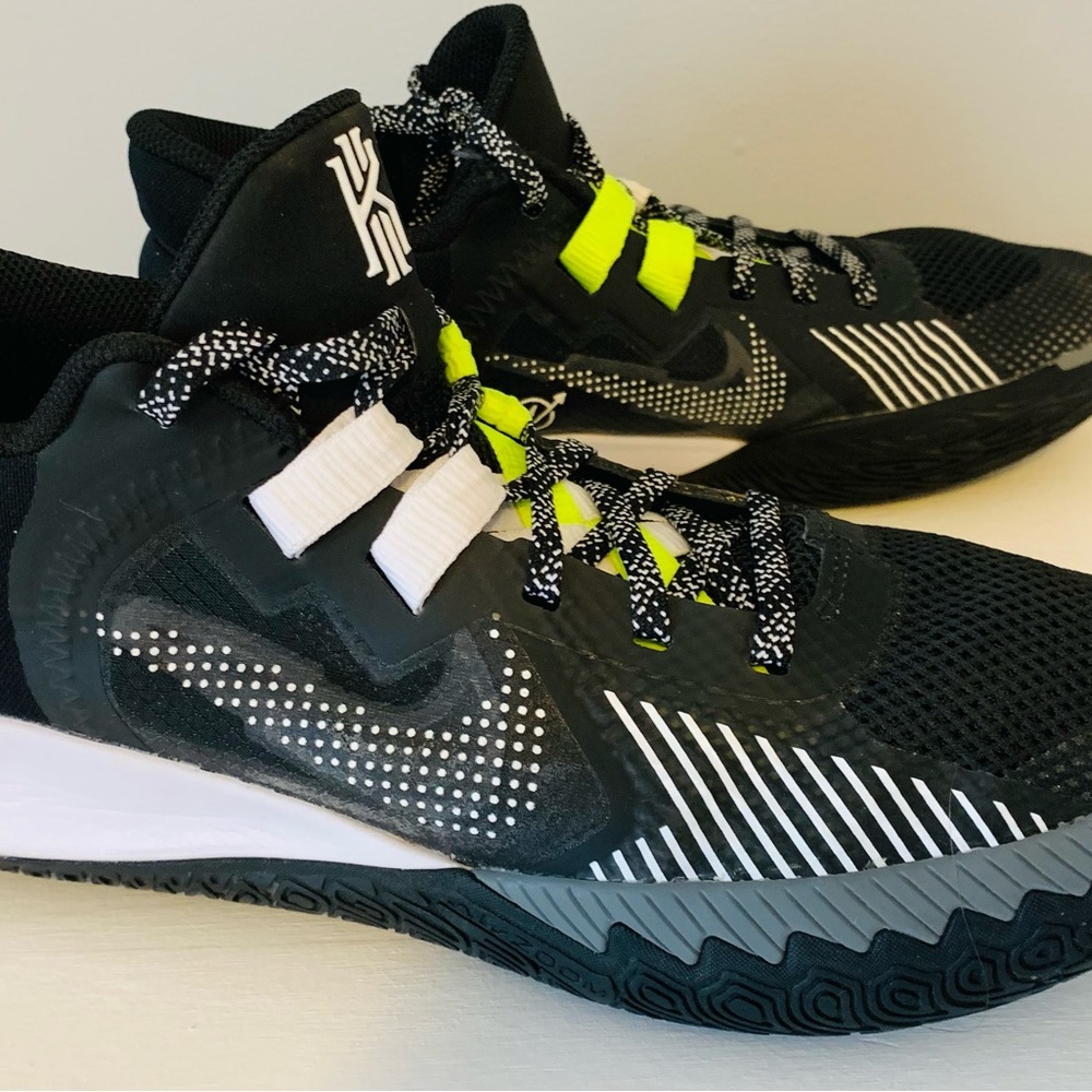 NIKE KYRIE FLYTRAP 5 BASKETBALL SNEAKERS - 8.5